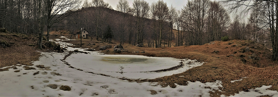 La bella pozza in fase di disgelo alla Baita bassa del Sornadello (1370 m)